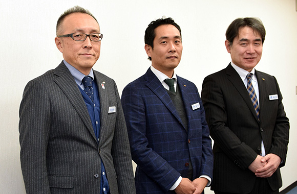 青山商事株式会社様の集合写真。左から 四茂野氏、箱田氏、鎌倉氏。
