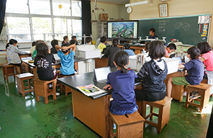 電子黒板、タブレットを使用した授業の写真